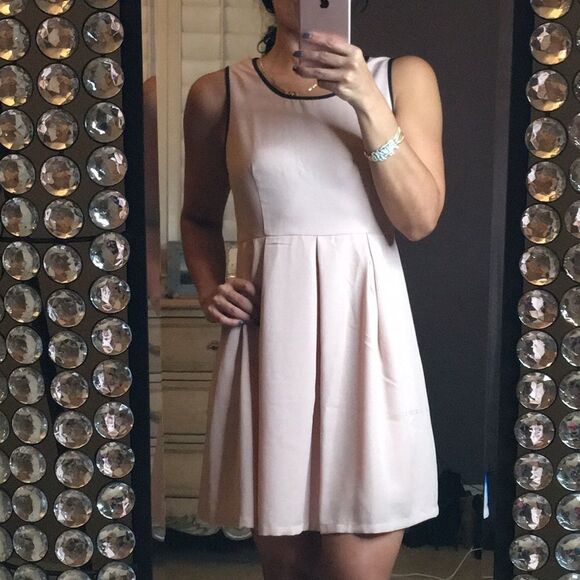 Dresses & Skirts - 💕New cute pink dress💕 